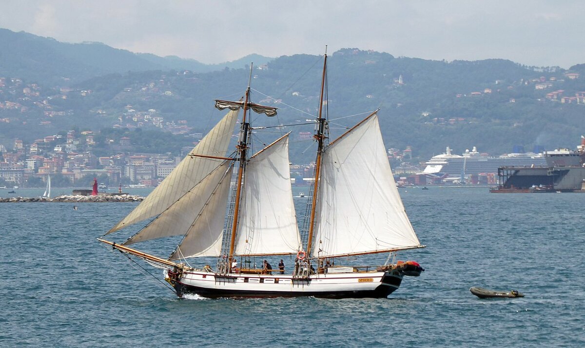 Шхуна "Пандора", построенная в Петрозаводске в 1994 году. В возрасте 12-ти лет, на пике юношеского максимализма, я представлял себе яхту мечты именно такой