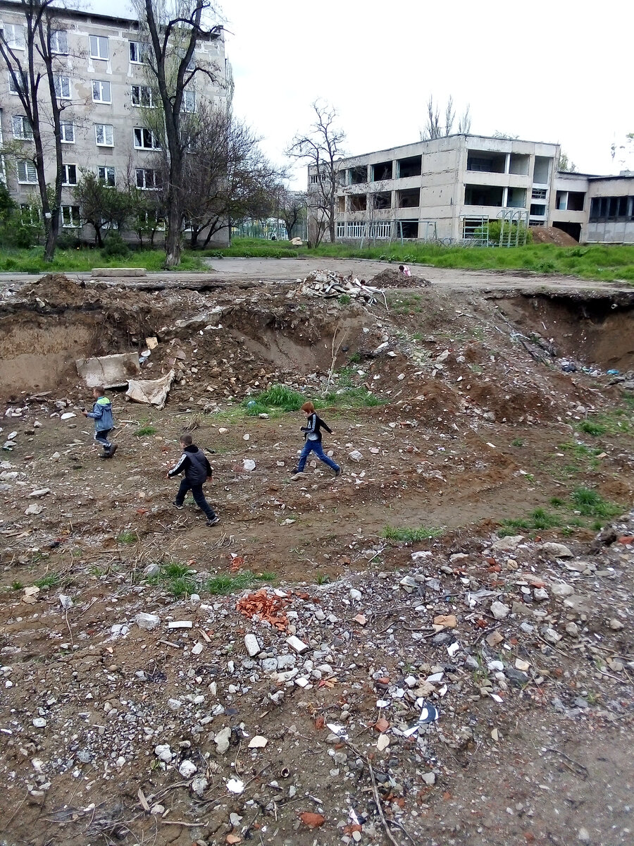 Фото автора "Будущее". Дети играют в котловане для строительства дома. 