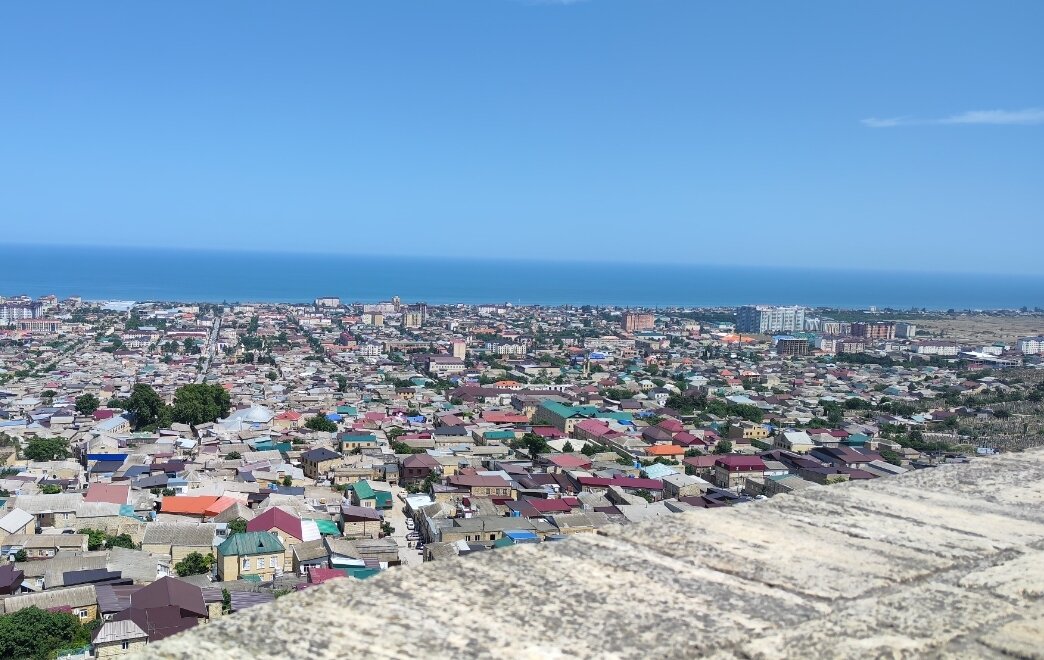Вид с крепости Нарын - Кала, на г. Дербент и Каспийское море. 