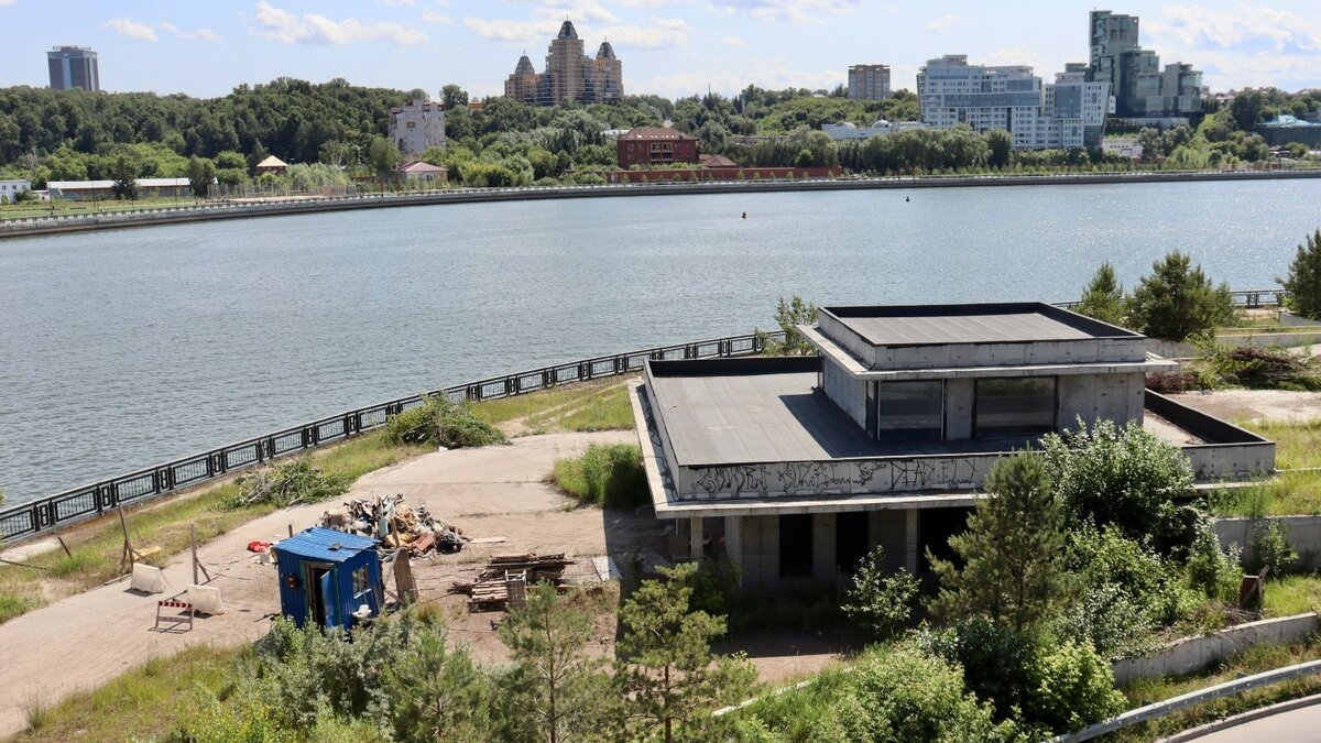     Возле «замороженных» гостиниц под Миллениумом в Казани начались строительные работы. Мэрия города заявила, что разрешение на это не выдавалось.