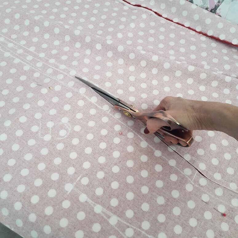 очень легко шить и кроить, т.к. ткань не ползет между слоями