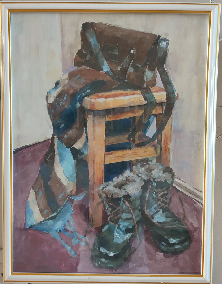 Тоже гуашь, что необычно, потому что продвинутые художницы маслом рисуют. Натюрморт с обувью, ещё раз необычно ☺️