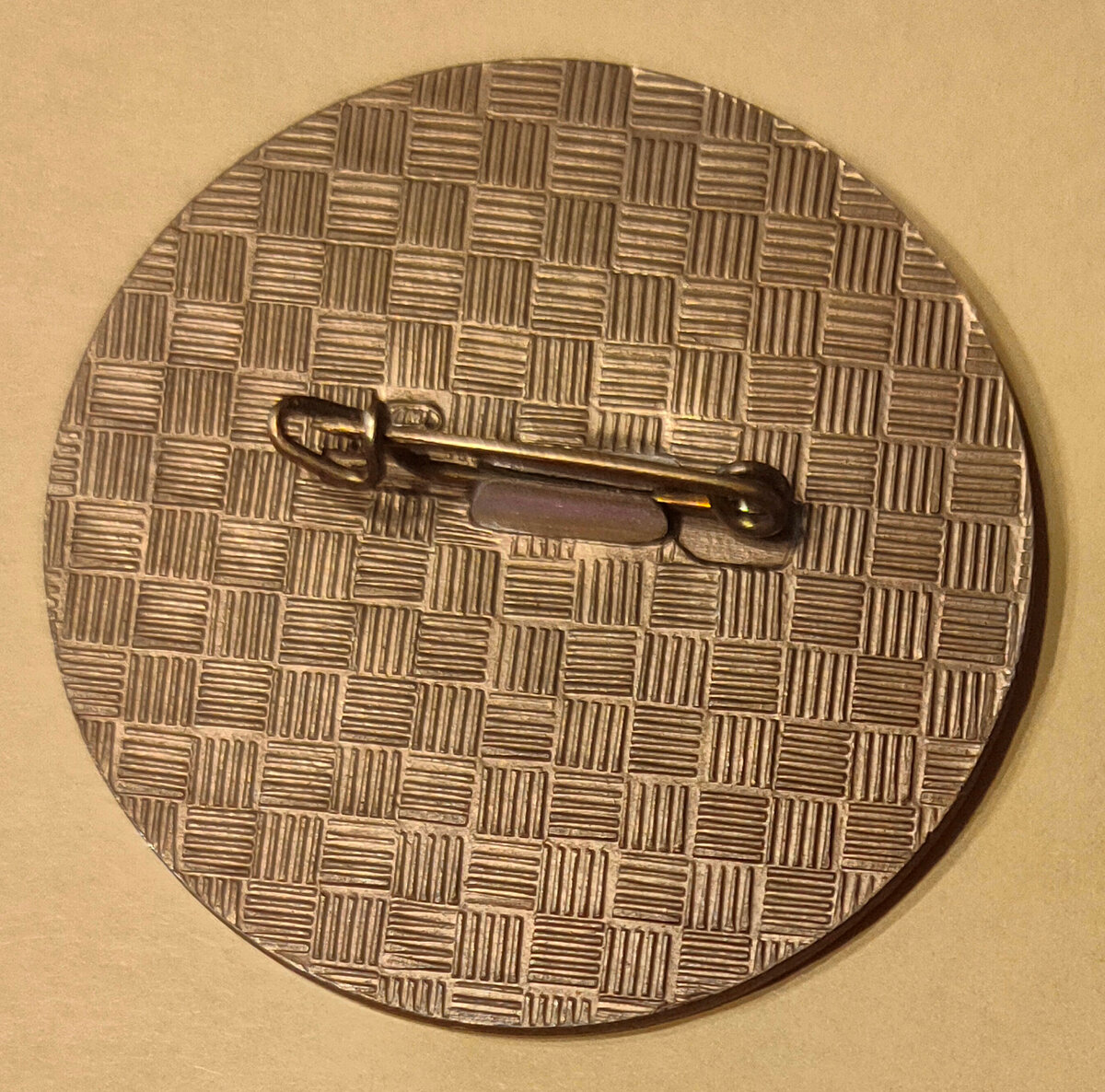 Клеймо ЛМД на обратной стороне значка.