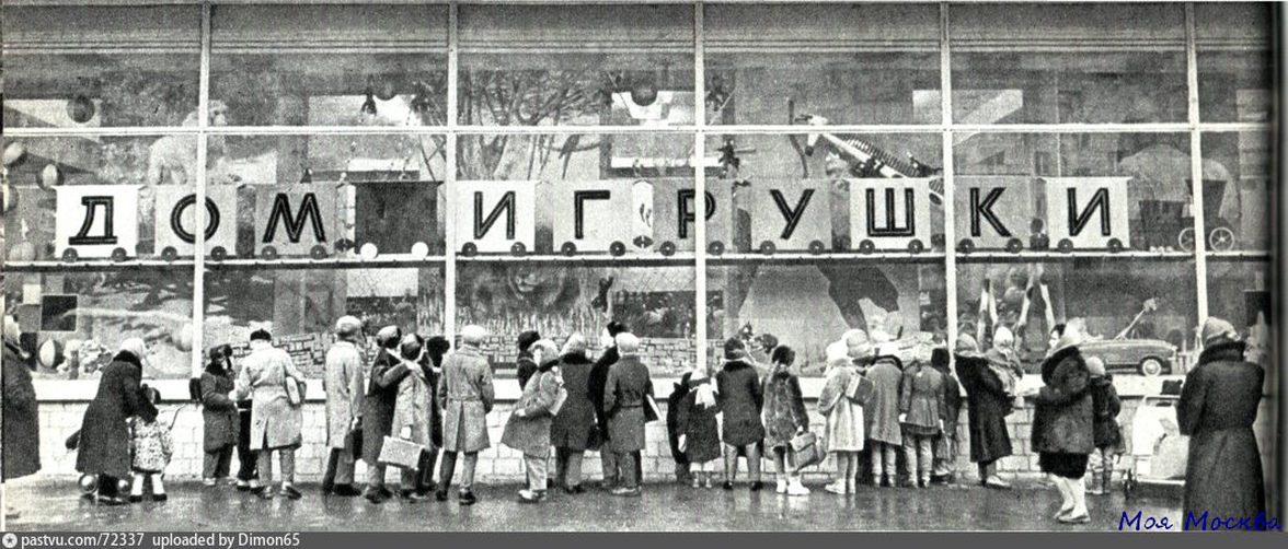 Перед витриной часто толпились дети.