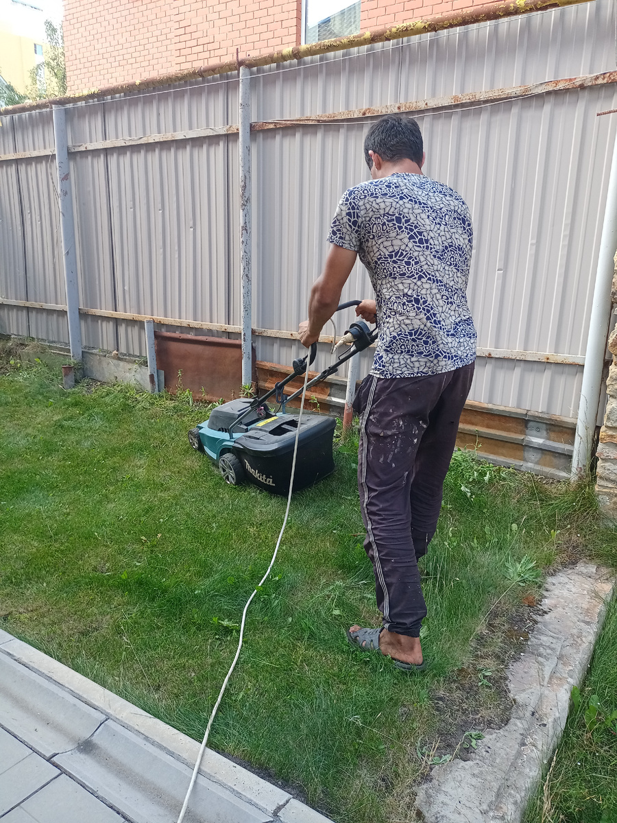 мигрант косит траву