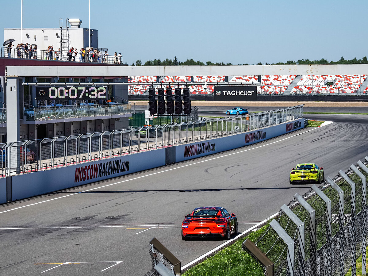 И зрелищно, и бесплатно, но зрители все равно по домам сидят. Посетил  Porsche Challenge на Moscow Race Way | РЯБИНИН | ФОТОПУТЕШЕСТВИЯ | Дзен