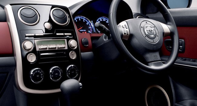 Также качественными выглядят торпедо, ручки управления и доска, играющая роль приборной панели.