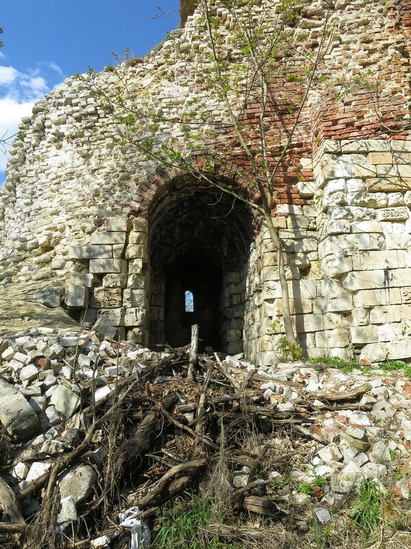 Сохранившаяся бойница подошвенного боя в руинированном фрагменте стены