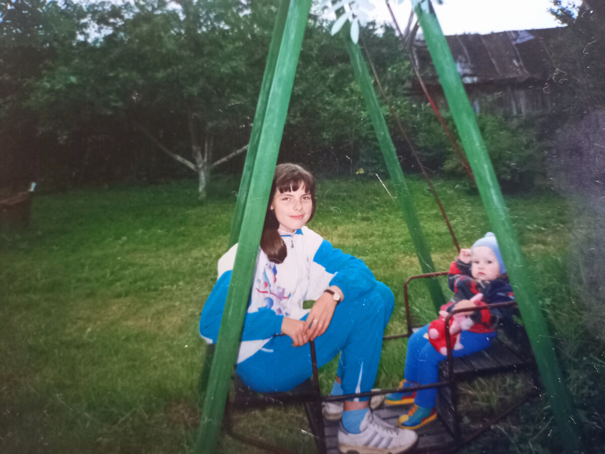 1996-й год. Мне 12 лет, катаю соседскую малышку...