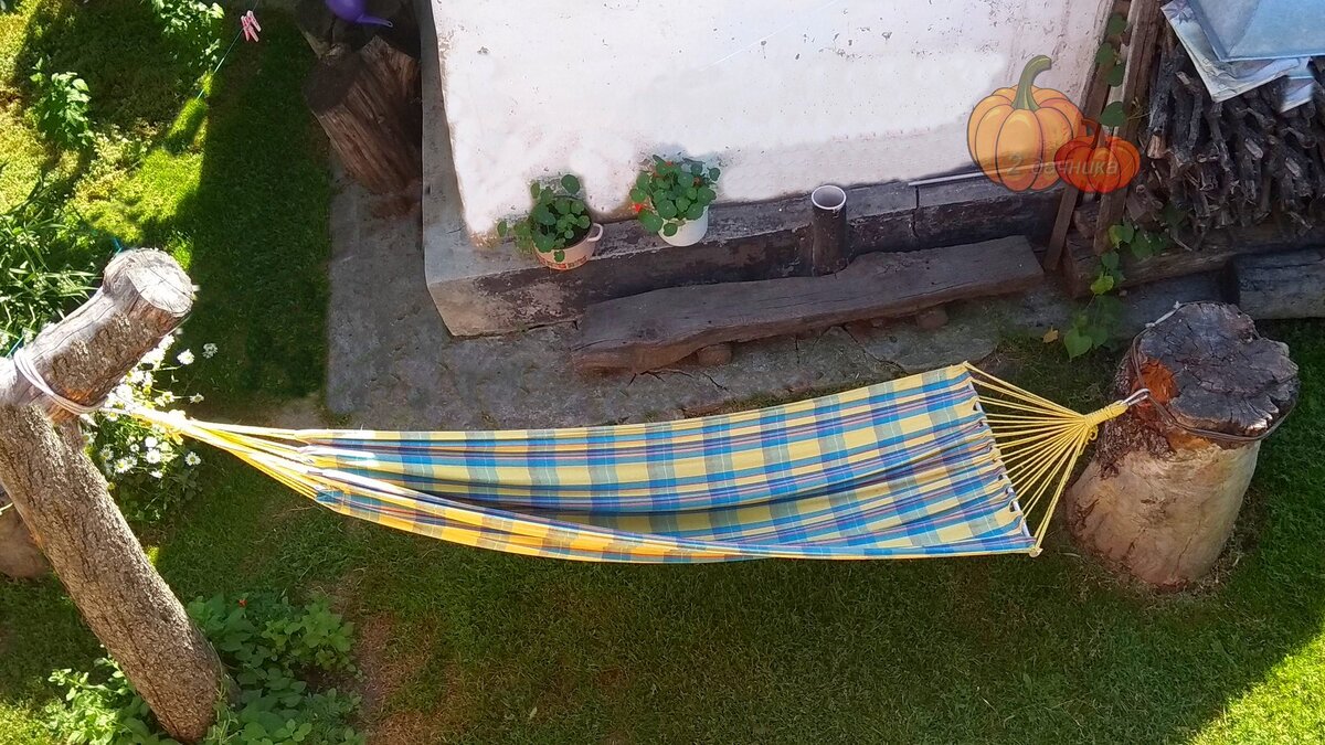 Хорошо полежать в гамаке, послушать аудиокнигу.