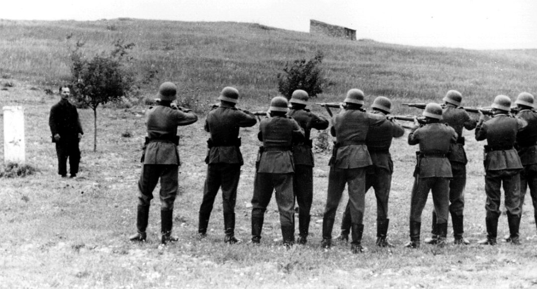 Расстрел немецких фашистов 1941-1945. На расстрел повели. Фортуно сарано. Расстреляли русских солдат. На расстрел повели.