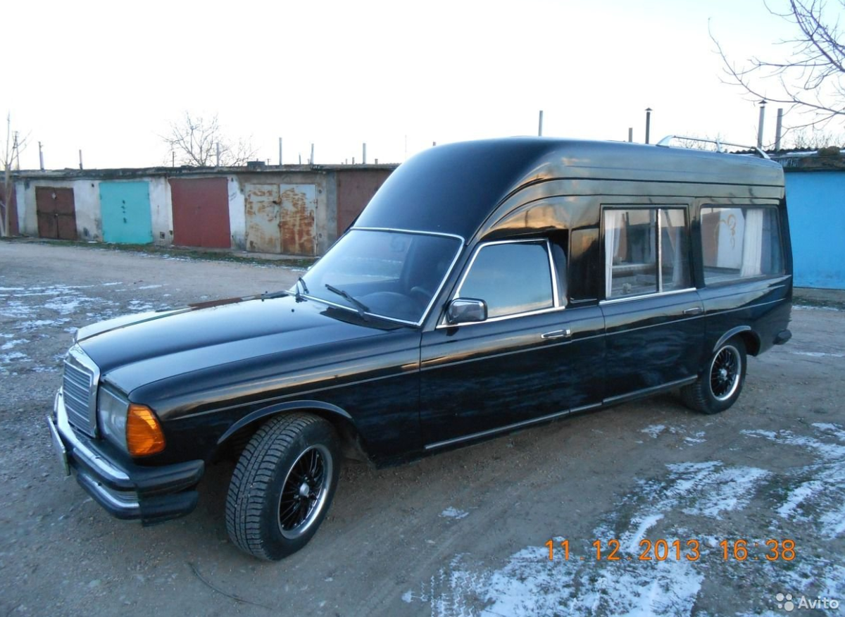 Этот катафалк Mercedes-Benz W123 можно было купить на Авито в 2013 за 430к руб. 