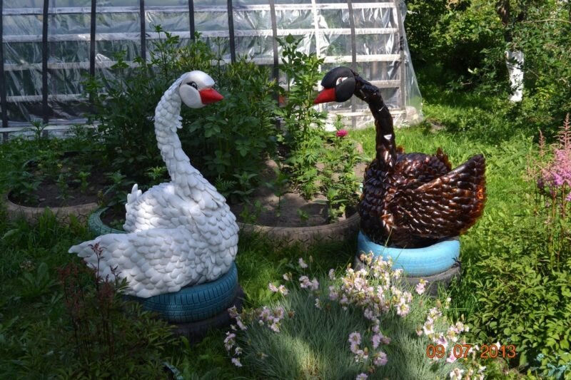 Поделки для сада: лебеди из пластиковых бутылок - каталог статей на сайте - ДомСтрой