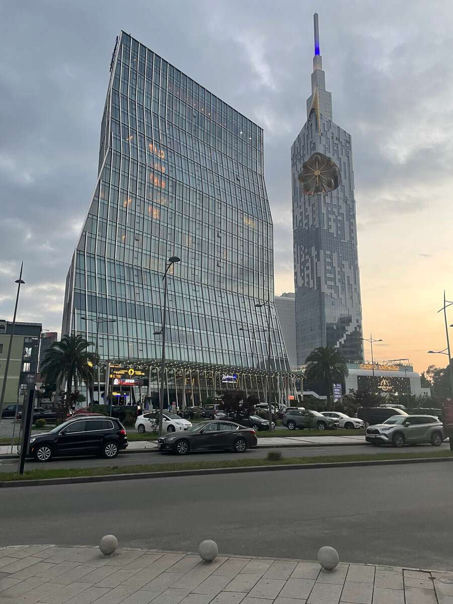 Фото автора. Вид на отель Radisson Blu Hotel Batumi.