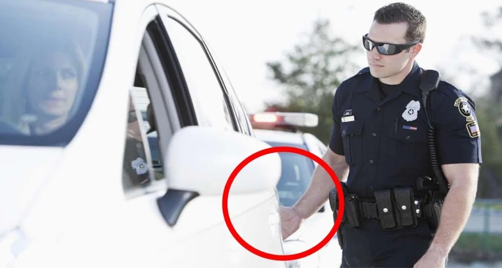 Почему бывший полицейский. Полицейский в США дотрагивается рукой до машины. Полицейские США прикасаются к машине. Полиция останавливает машину Америка. Американский полицейский трогает машину.