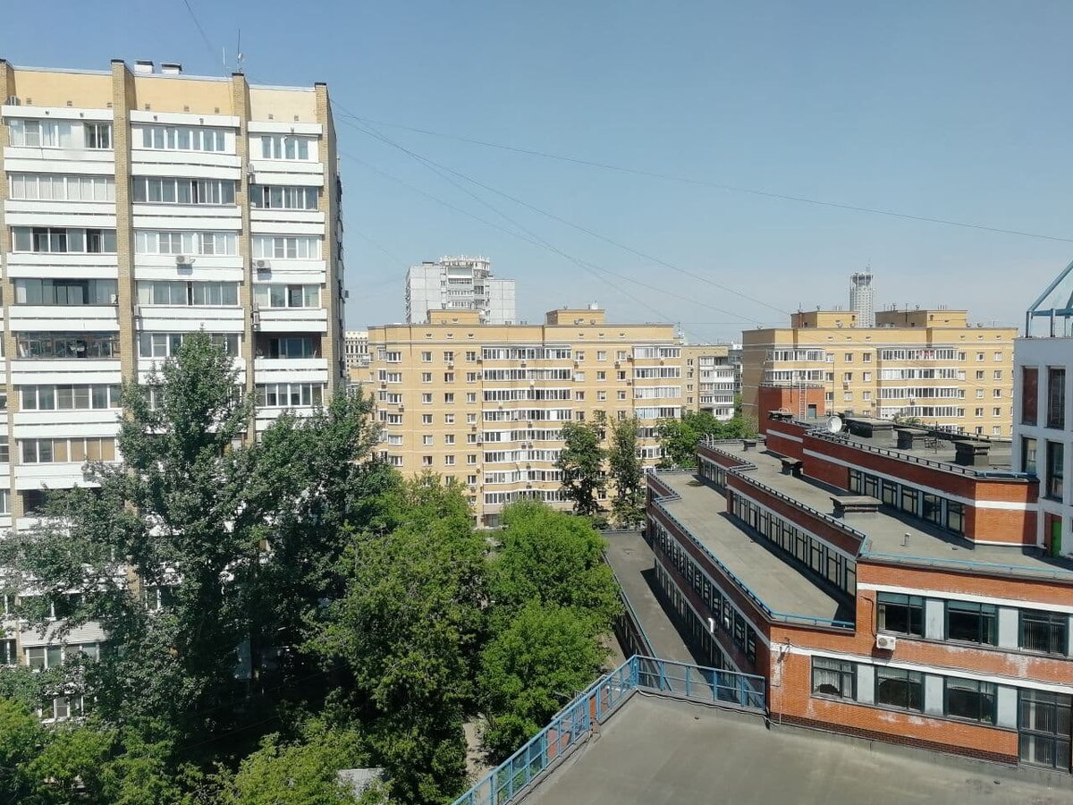Вот такой вид открывался нам из окна отеля.