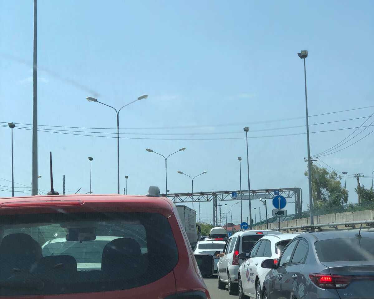 Границы мы проходили примерно за час, слышала, что кто-то летом умудрялся за 20 минут.