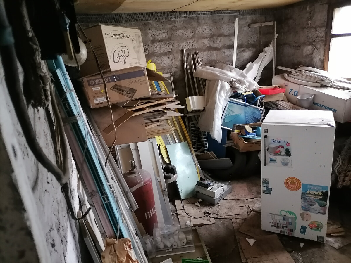 Захламлённое помещение под перепелятник.