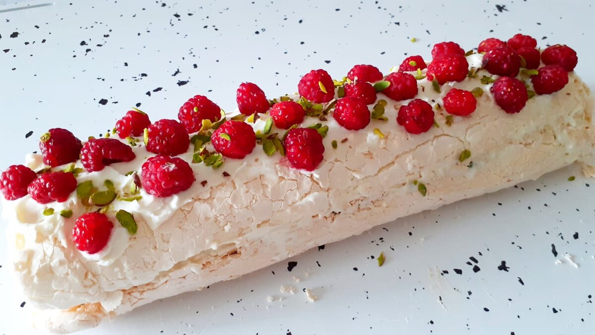 Меренговый рулет с малиной и фисташками