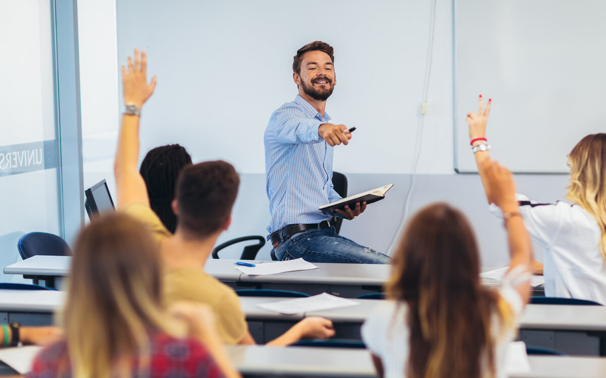 Молодой учитель в школе. Источник: istockphoto.com/ru