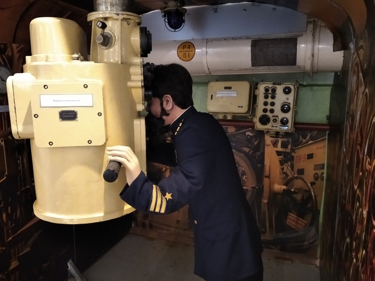 подводник у перископа