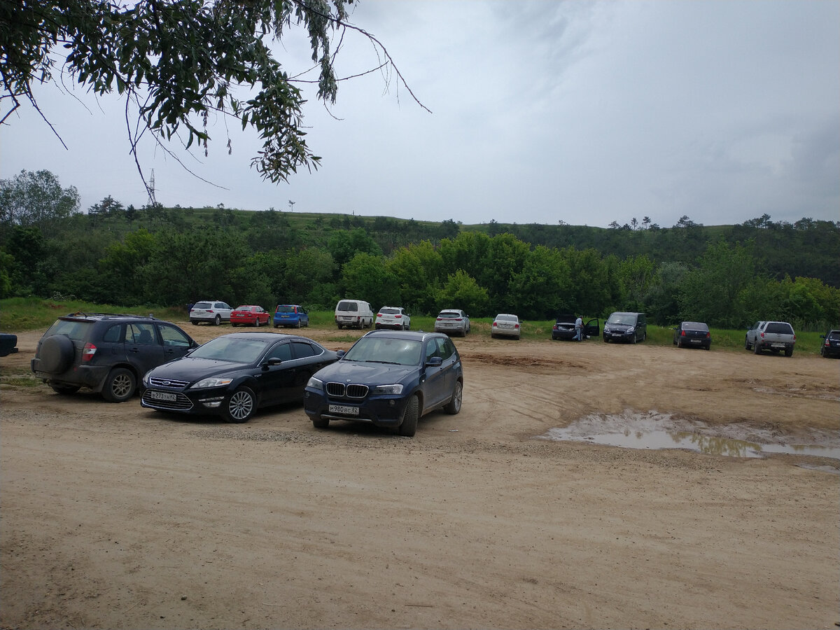 Стоянка без асфальта и в ямах, но просторная.