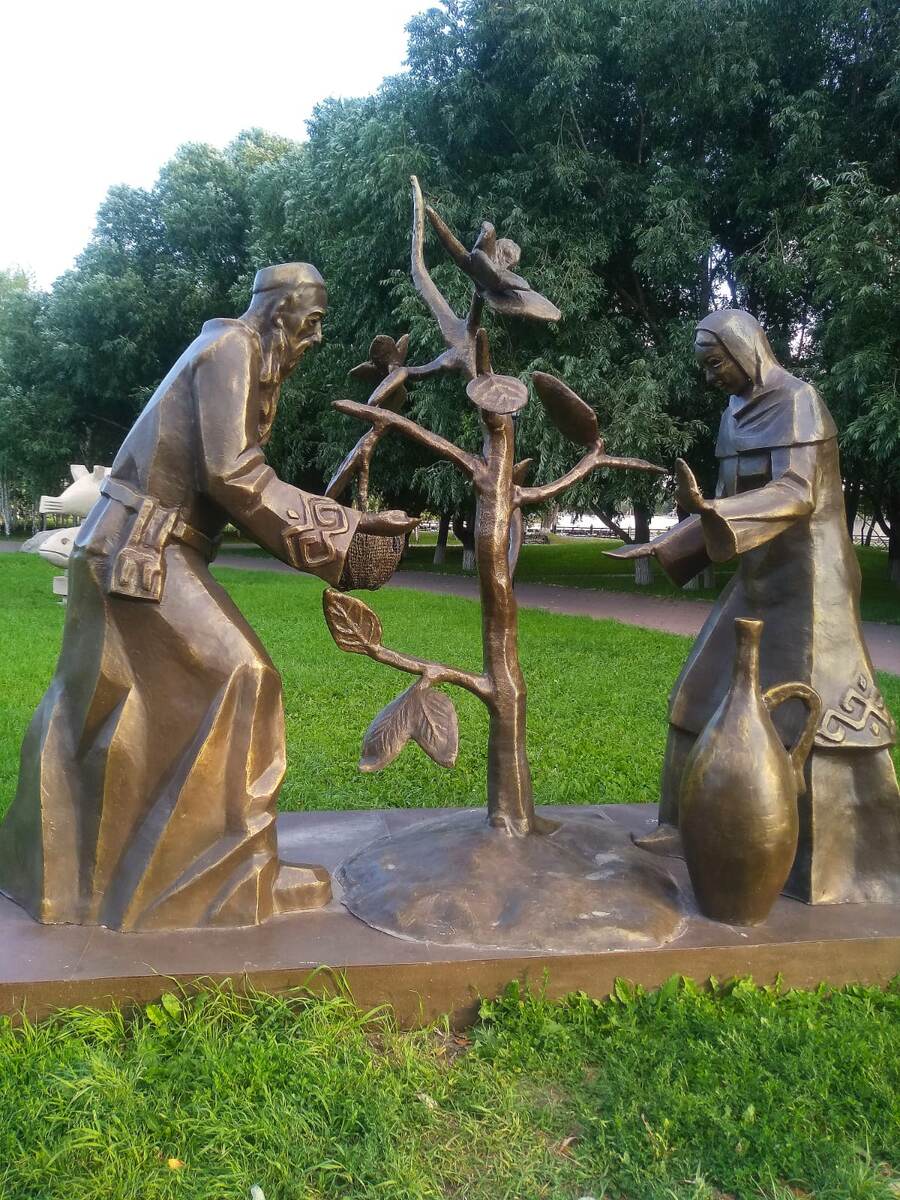 Такая скульптура в нашем небольшом, но зелёном парке. Вот выгнать бы оттуда вандалов. 