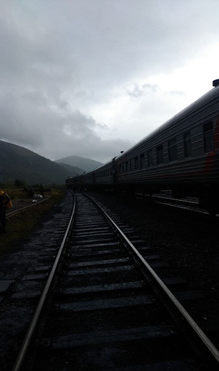  Мне кажется, было бы классно устроить гонки на ручных дрезинах тут.