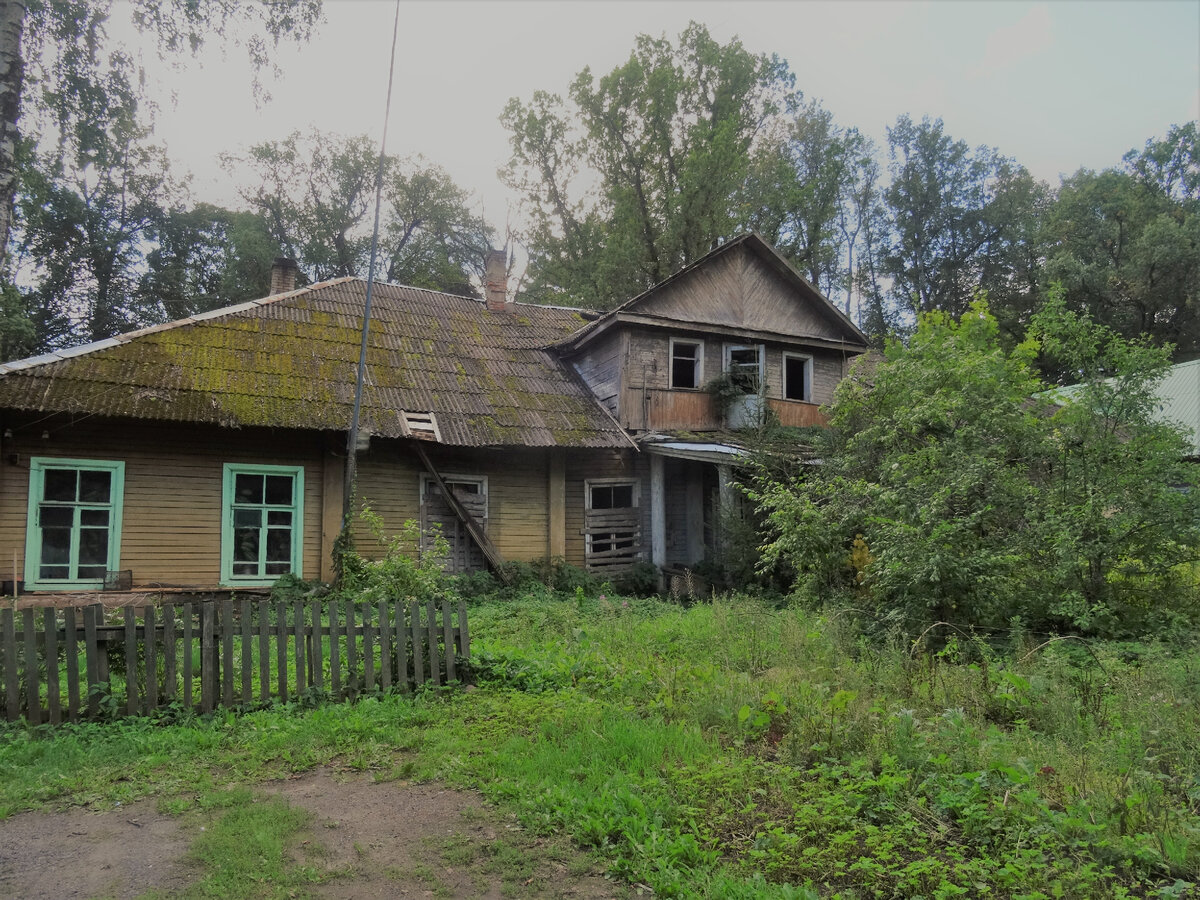 Усадебный дом деревянный, скромный и очень заброшенный. По некоторым сведениям это всё-таки дом управляющего имением.