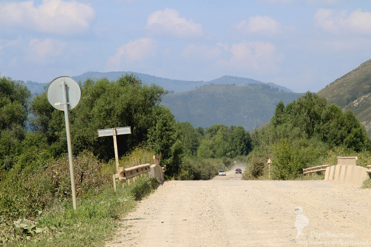 Грунтовая дорога. До пещеры уже недалеко. Фото автора.