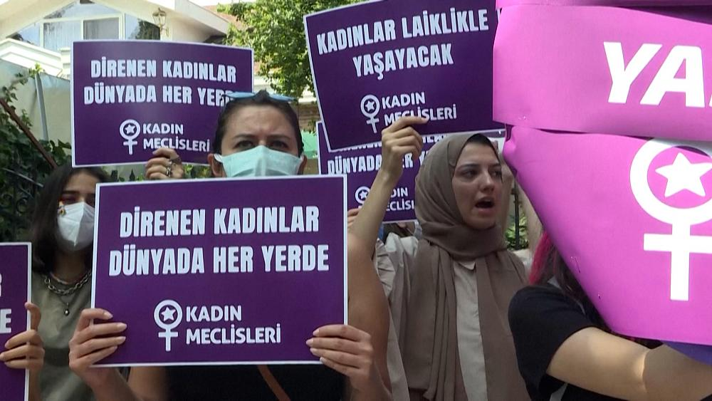 Митинг напротив консульства. Источник: https://www.euronews.com/2021/08/22/women-in-instabul-rally-for-afghan-women