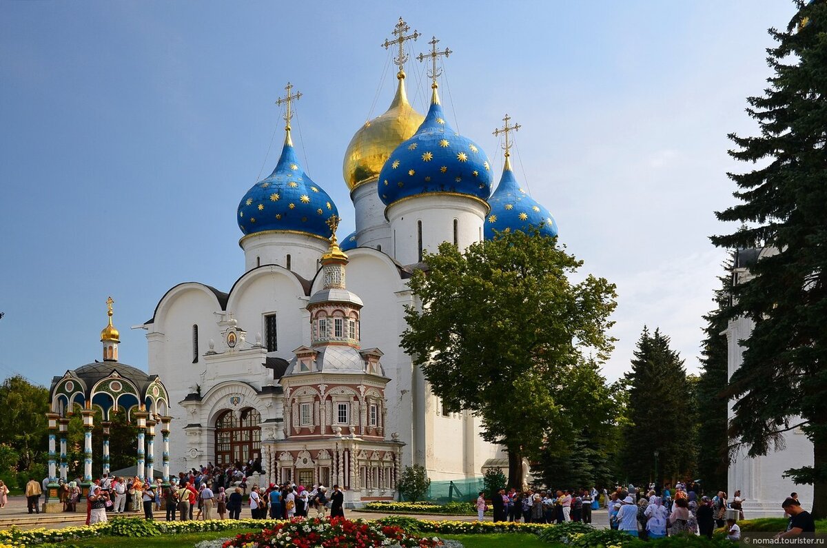 Успенский собор и Успенская часовня над колодцем. Фото: © Oleg N. 