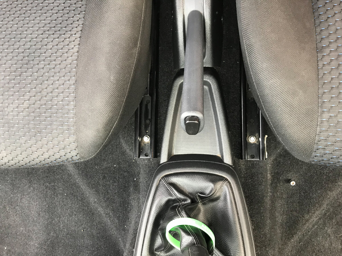 Откручиваем два винта крепления полозьев сидений.