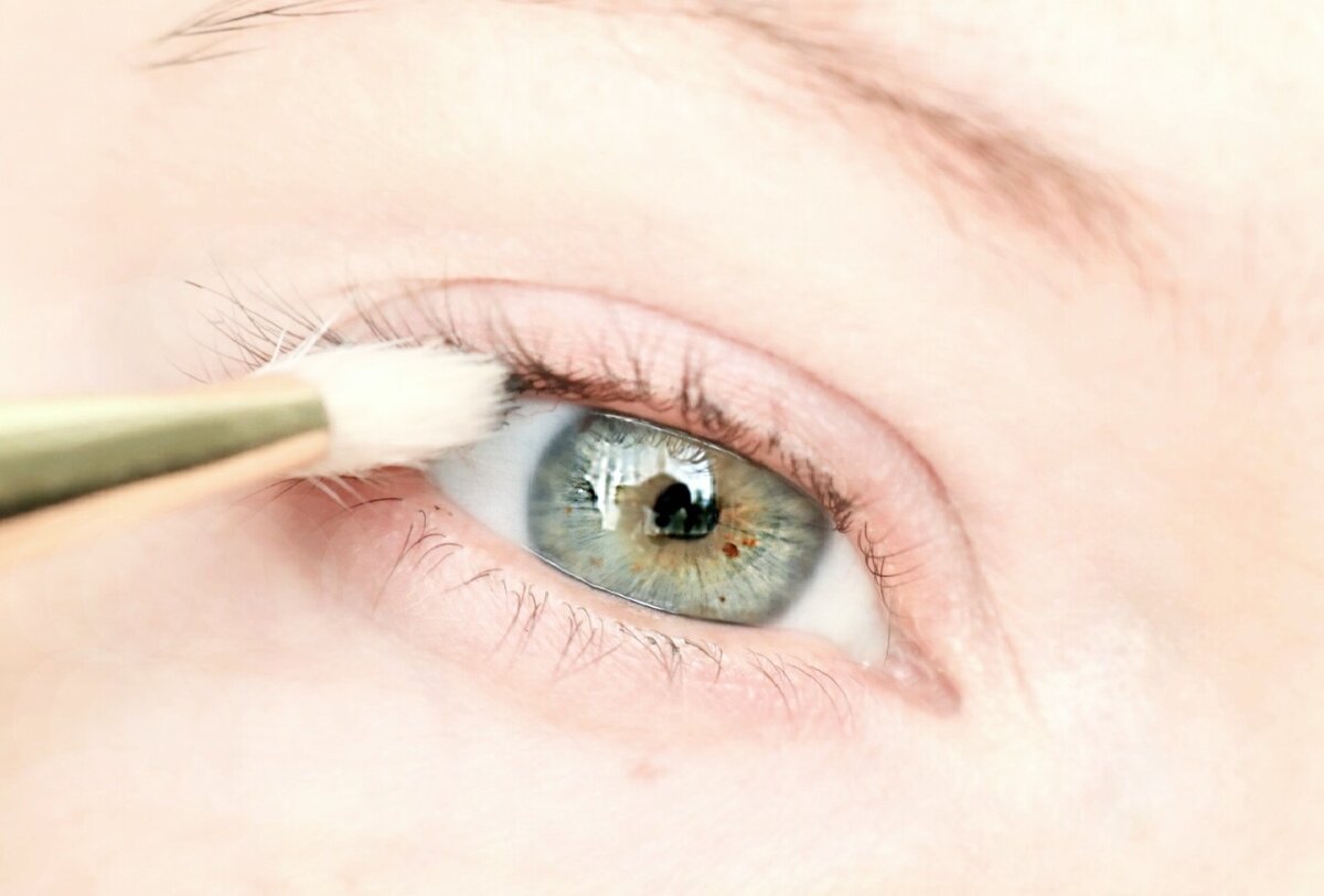 Касаемся кистью ресниц только у самих корней