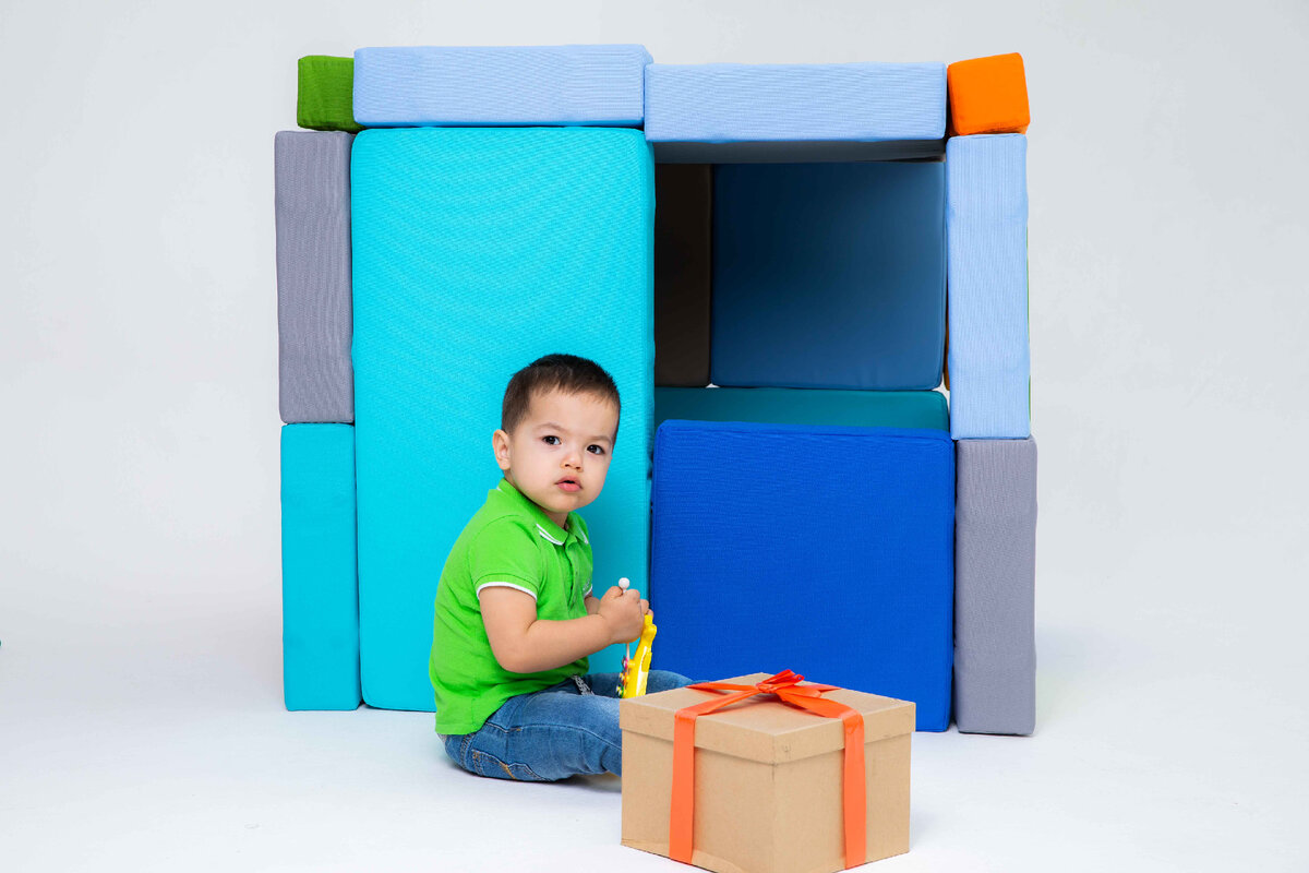 Домик за мальчиком построен из гигантского магнитного конструктора Магматик