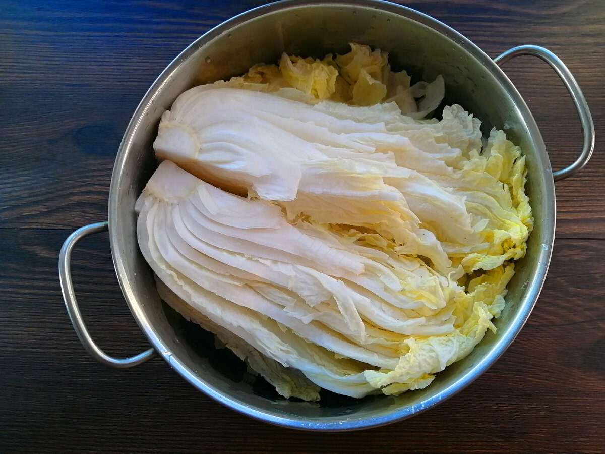 Во многих рецептах рекомендуют солить от одного часа, главное, чтобы листы размягчились и стали вялыми