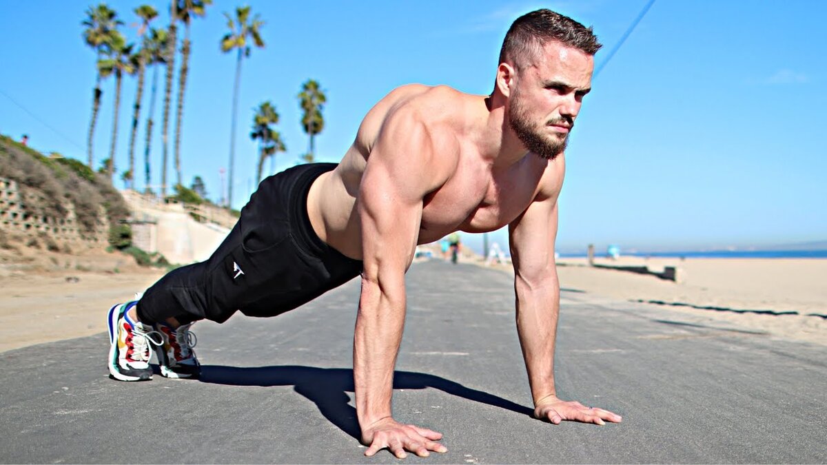 Многие скептически относятся к тренировкам со своим весом, но  высокоинтенсивные, взрывные упражнения действительно помогают топить жир | Кадр: YouTube