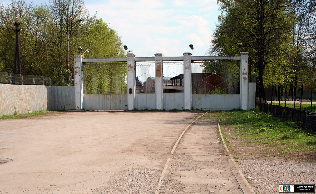 Остатки недействующего подъездного пути до бывшей территории Оружейного завода. переданной городу. ныне здесь начинается Казанская набережная, фото http://parovoz.com/AbandonedRails/pages/comments/views_photos/?ID=4964&LNG=RU, автор Адмирал