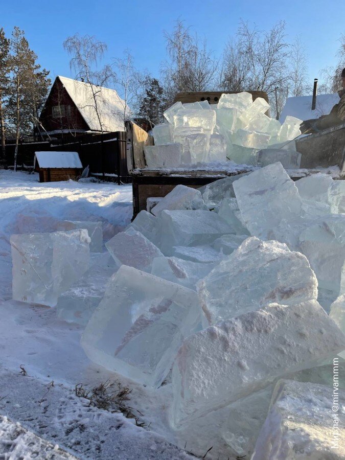 Питьевой лед. Лед Якутия. Заготовка льда в Якутии. Питьевой лед в Якутии. Сбор льда Якутия.