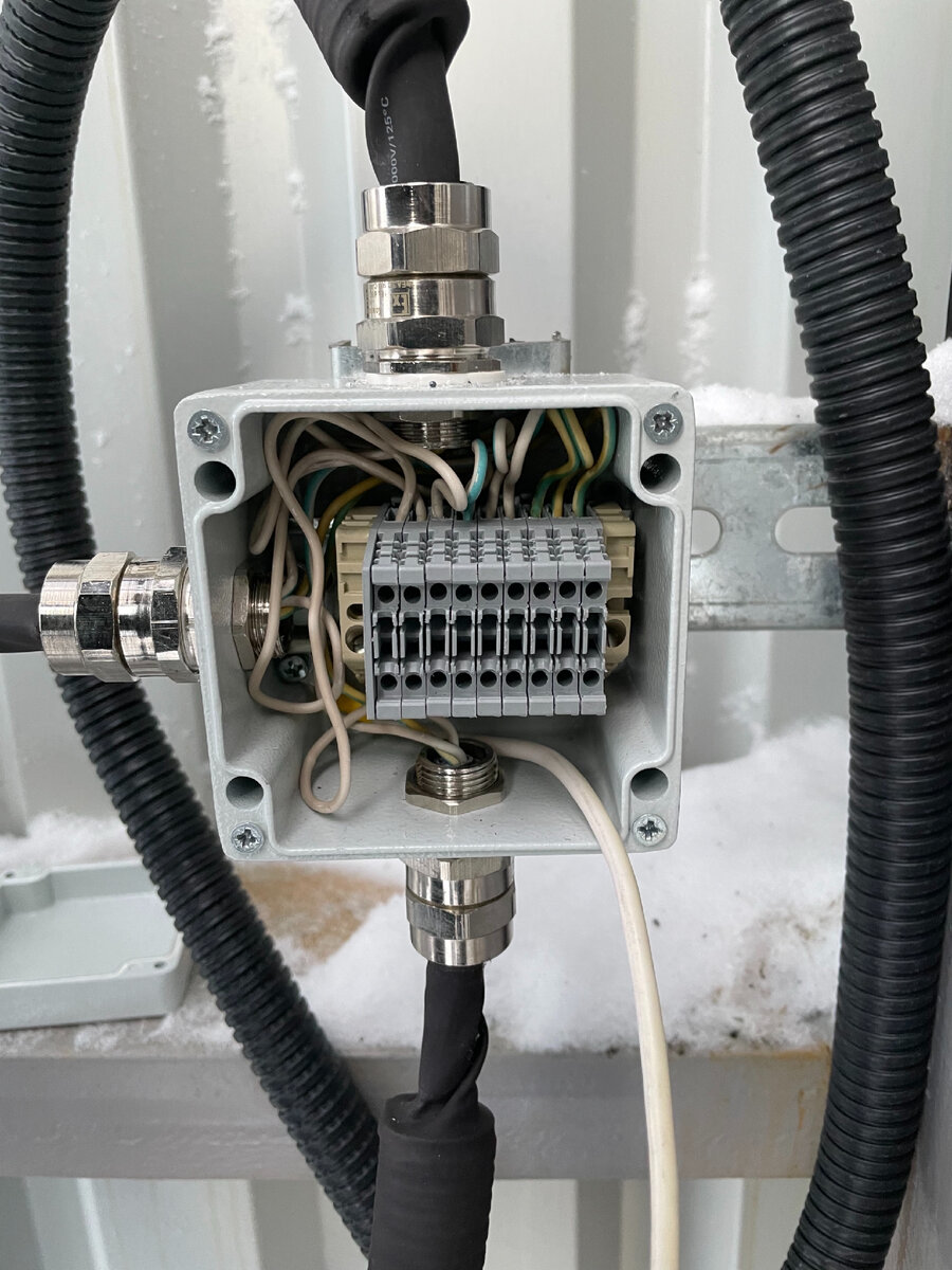 Основные провода заходят в колодку сверху, а перемычки снизу. Перемычки должны замыкать 3 клеммы. 