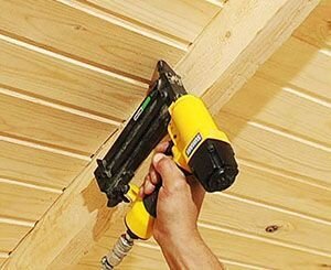 Вагонку к стене крепят несколькими способами, используя финишные гвозди, кляймеры, декоративные шурупы: