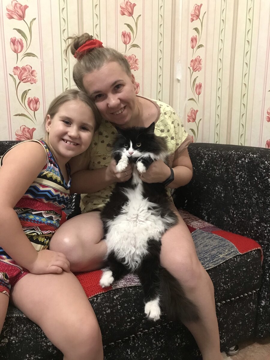 Это мы в деревне уже в качестве гостей, с нашим любимым пушистым котом. 