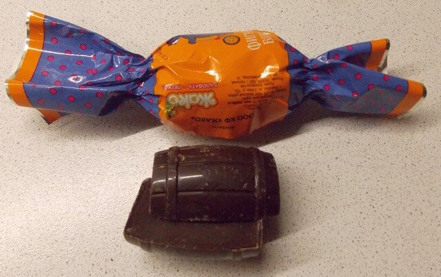 Несколько иллюстраций конфет и упаковки. 