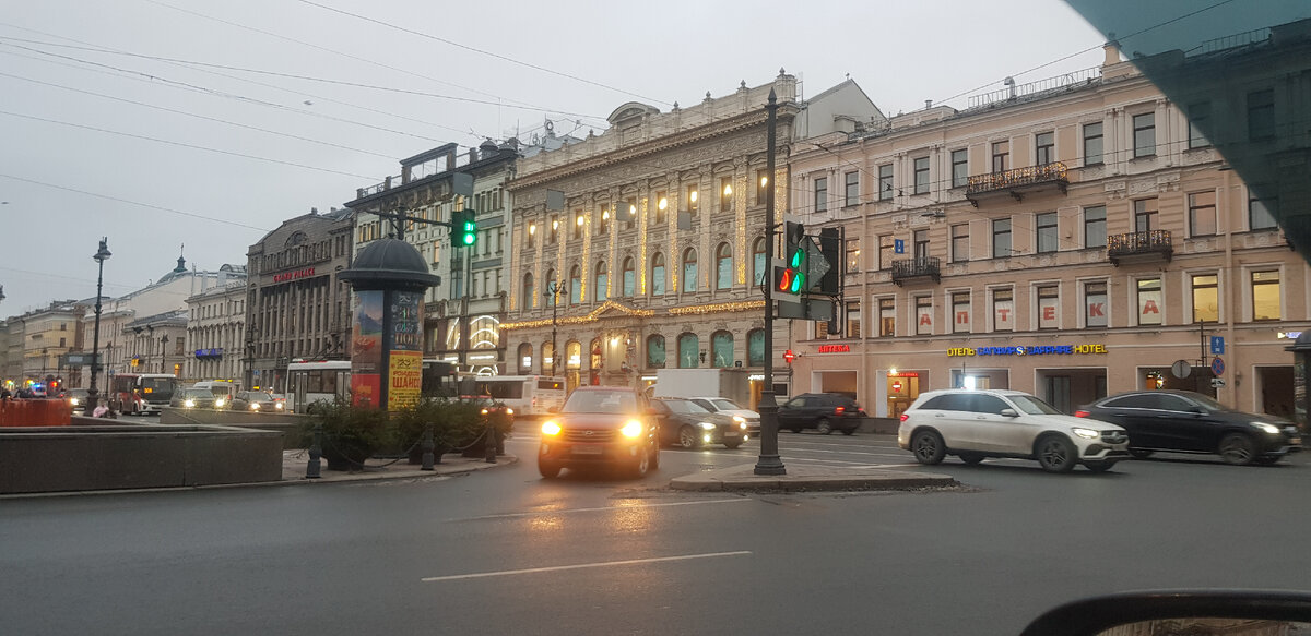 Угол Гостиного двора, Садовой и Невского