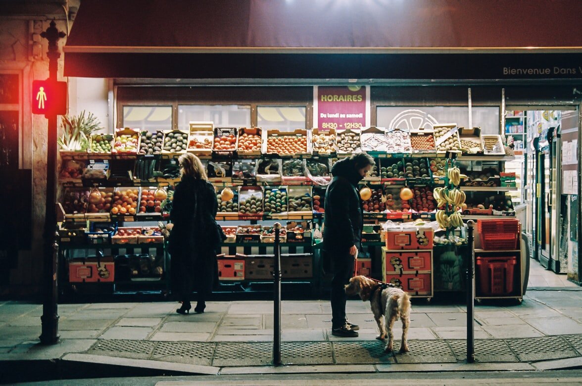 Собаки в магазин: разрешено ли их пропускать в продуктовый по закону?