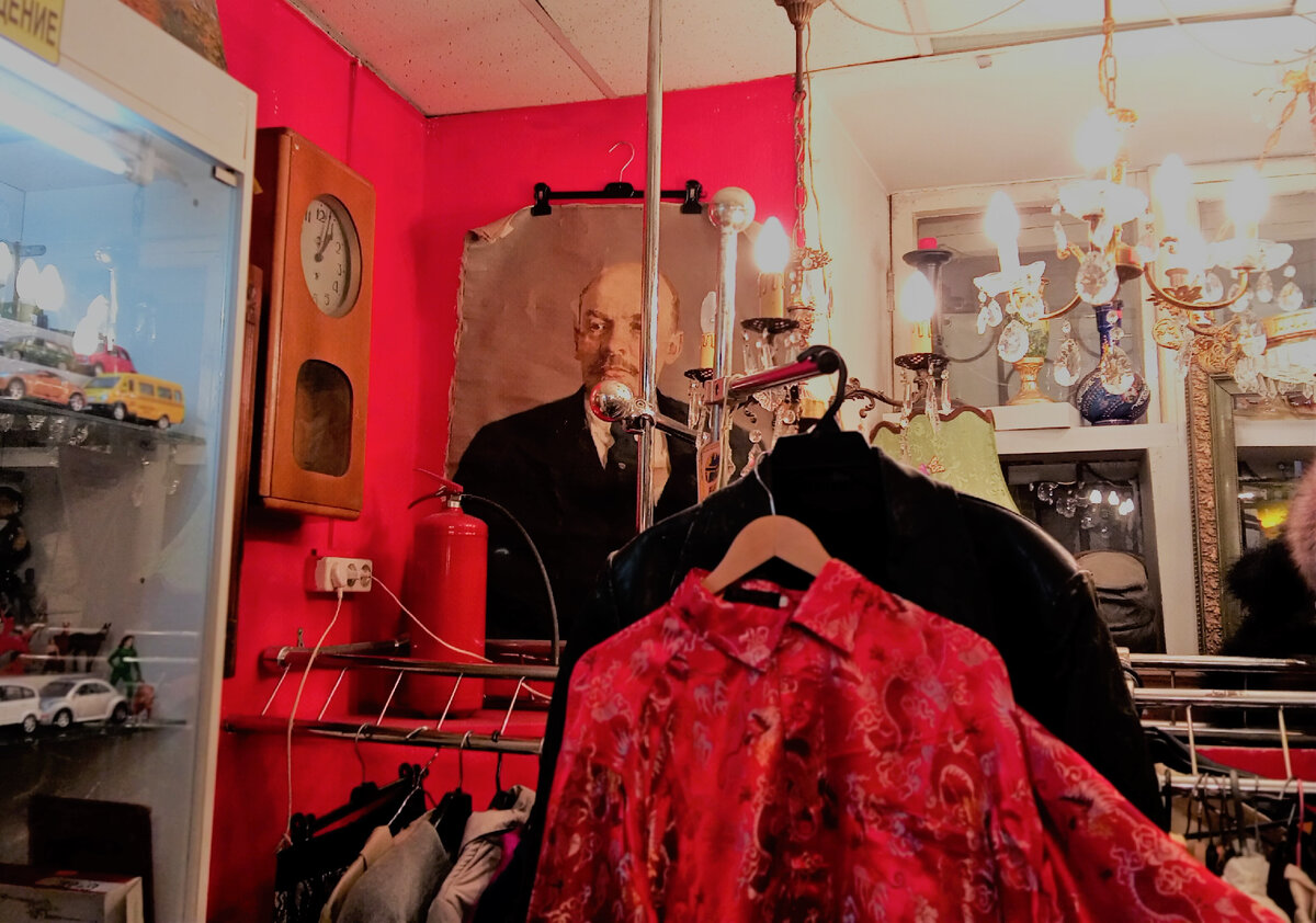 Дедушка Ленин тоже ждет "хороших ручек". Фото автора