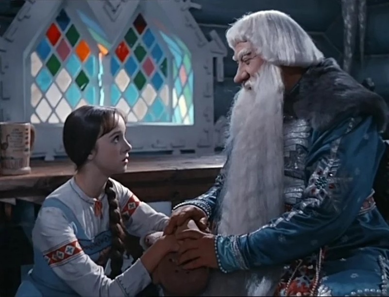 Милой и доброй Настеньке не повезло с мачехой. Та постоянно заставляла девушку работать, а потом и вовсе решила бросить замерзать в глухом лесу. А тем временем красивый, но заносчивый юноша Иван получил справедливое наказание за грубость и решил исправиться. Им обоим поможет добрый волшебник Морозко.
Настоящая легенда от великого советского режиссёра Александра Роу вольно пересказывает русскую народную сказку «Морозко». Миллионы зрителей не только в СССР, но и в других странах полюбили необычных и ярких персонажей. Особенно запомнился публике Георгий Милляр в роли Бабы‑яги. А Александр Хвыля, сыгравший Морозко, после этого надолго стал главным Дедом Морозом страны.