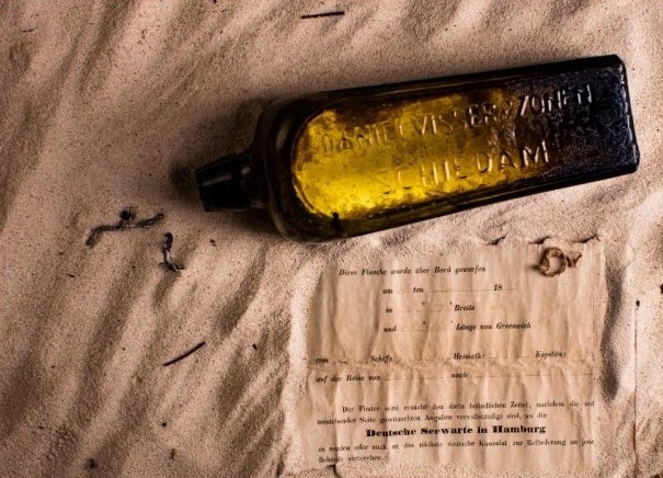 Фото бутылки с запиской - Сделано Кимом Иллманом, мужем девушки, сделавшей ценную находку - Kym Illman