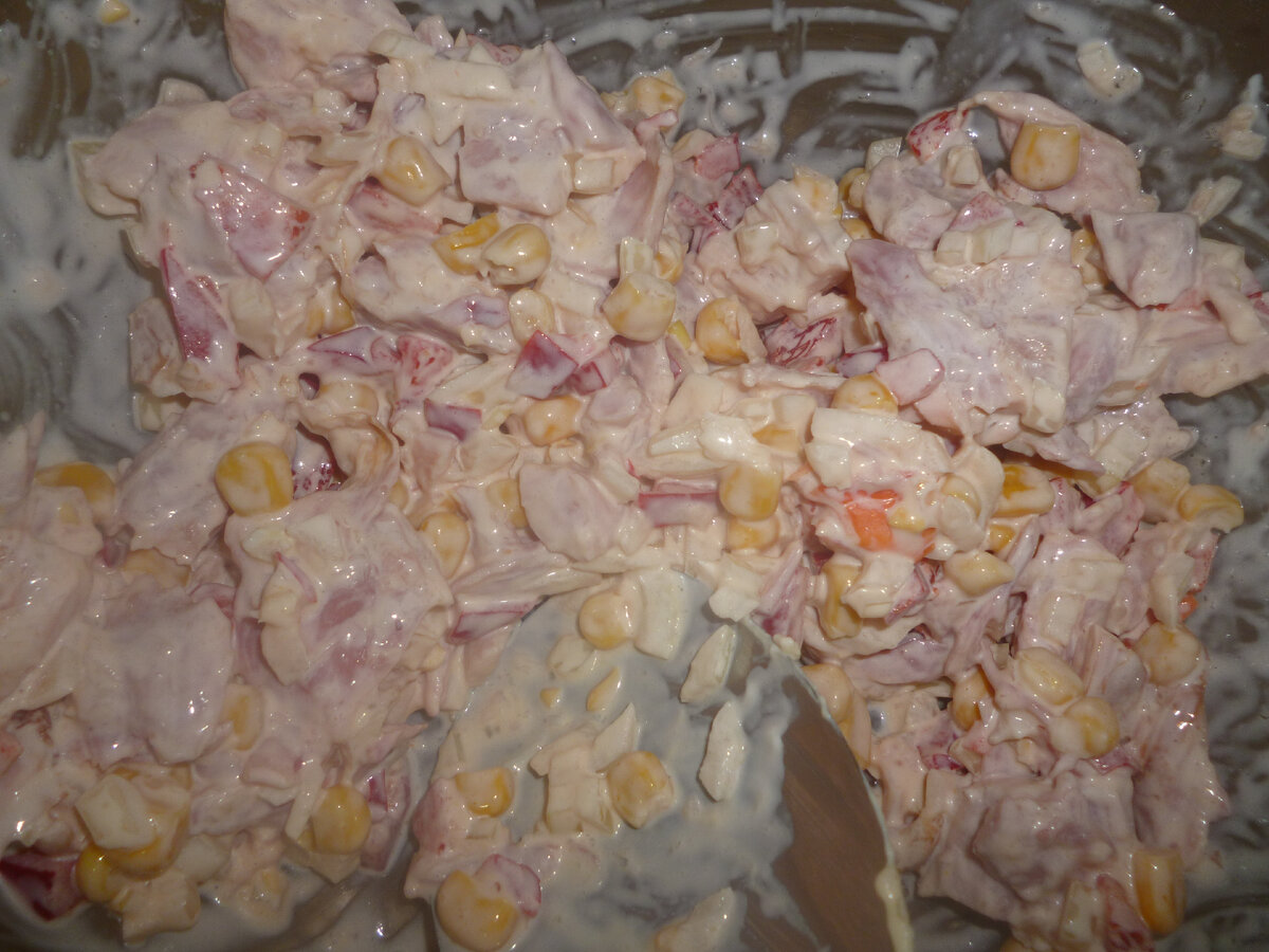 Салат "Курочка под шубой". Удивительно удачное сочетание копченой курицы, болгарского перца, кукурузы и "шубки".