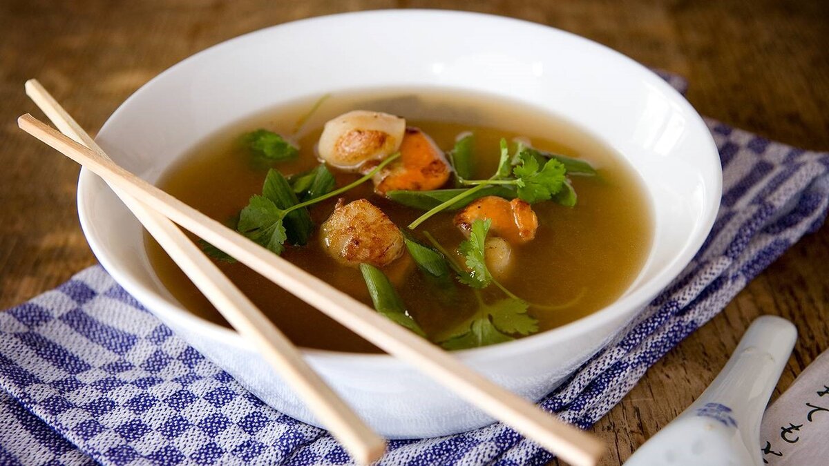 Мисо-суп с жареными морскими гребешками, нори и кориандром. Время приготовления: 15 минут. Количество порций: 4